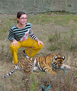 Zwei Wildkatzen: Daniel mit Tiger. Foto mit freundlicher Genehmigung von Wolfgang Korduletsch, Cofo. Zum Vergrern bitte anklicken!